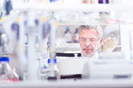 生命科学家在实验室里做研究化学外套保健化学家测试男性玻璃专家制药公司图片
