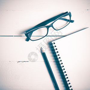 铅笔和注纸 印有眼镜的古董风格教育日记螺旋备忘录空白学校戒指文档笔记条纹图片