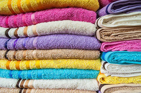 色彩多彩的浴巾堆放背景图片
