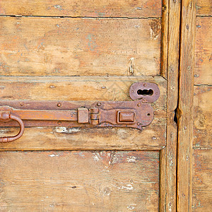 古董里旧的欧元 特写棕色门和生锈锁 c螺栓谷仓建筑学酒吧房子金属指甲入口闩锁安全图片