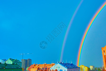 双彩横跨整个城市天气彩虹风景地平线季节全景天空场景阳光房子图片