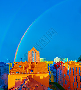 双彩横跨整个城市旅行天气房子地平线景观彩虹蓝色建筑阳光场景图片