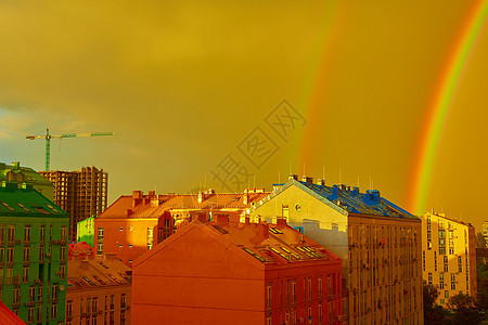 双彩横跨整个城市天气风景房子景观下雨蓝色季节风暴场景天际图片