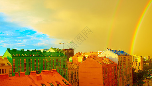 双彩横跨整个城市地平线风暴房子风景下雨景观蓝色场景天气天空图片