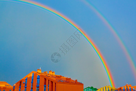 双彩横跨整个城市天空旅行下雨建筑彩虹房子风景场景全景天际图片
