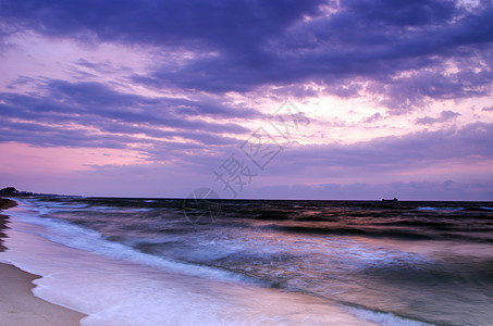 和海景日光下金色的天空海浪天气日落海岸阳伞金子晴天海岸线海滩支撑图片