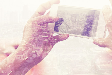 使用智能电话双重接触全球技术图像机动性天际通讯沟通城市短信城市生活图片
