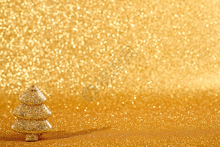 金色圣诞杉树辉光云杉风格假期装饰奢华新年金子装饰品黄色背景图片
