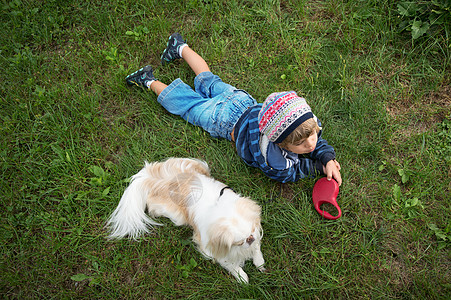 和他最好的朋友在一起的小男孩猎犬童年友谊投标森林幸福天线动物纽带训练图片