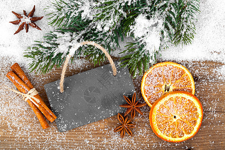 带有板板板的圣诞装饰品 木制背景雪橇假期木板乐趣肉桂乡村食物石板粉笔香料图片