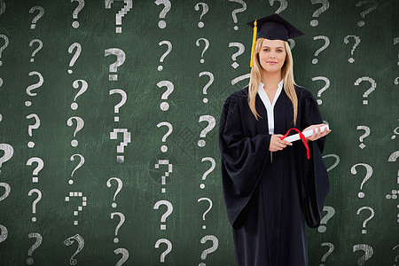 金发女学生穿着毕业长袍并持有文凭的复合形象黑板问号微笑女性标点学生成就长发金发女郎帽子图片