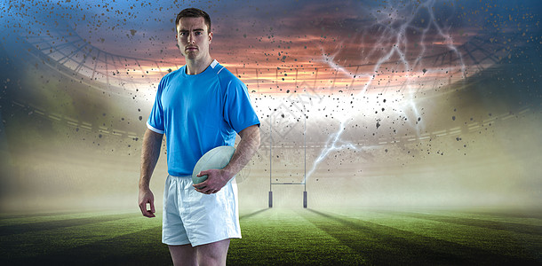 持有橄榄球橄榄球的橄榄球运动员复合图像体育世界运动服手势蓝色专注竞赛双臂球衣男性图片