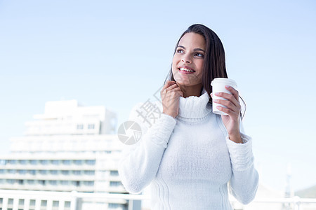 美丽的黑发美女 喝咖啡微笑女士饮料套衫杯子咖啡白色天空阳光女性图片