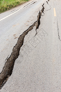 破碎的沥青路休息小伙子水泥街道路面灾难建造环境侵蚀地面图片