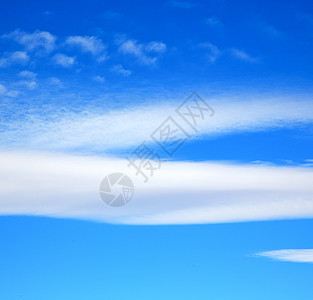 蓝色天空中的白色软云和抽象背景的颜色墙纸自由射线晴天天堂空气上帝天气气氛季节图片