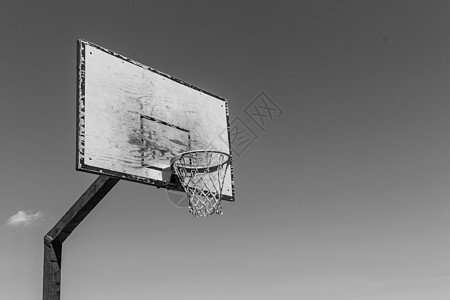 后板篮球红色轮缘晴天法庭白色篮子蓝色运动竞赛天空图片