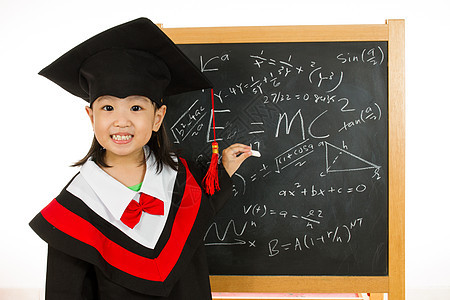 穿着毕业礼服的亚裔中国小女孩再次上黑板学士证书教授班级课堂商业职业微笑学生木板图片