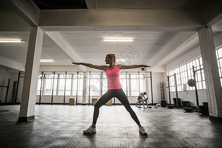 从事伸展运动的合适妇女竞技训练运动服女性调子瘦身健身房灵活性女士健身室图片