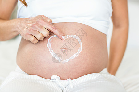 带心脏润滑液的孕妇腹部中剖口图片