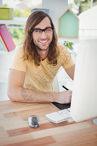 电脑台的欢乐时髦者的肖像图片