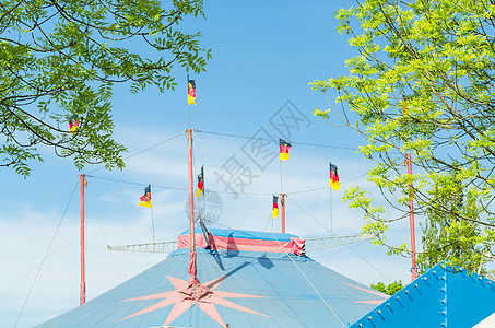 挂有旗帜的马戏团帐篷广告乐趣卡片天空公园艺术闲暇生日小丑歌舞图片