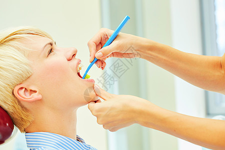 正确使用牙刷进行完美的口腔卫生女孩成人治疗健康女士宏观嘴唇保健牙科皮肤图片