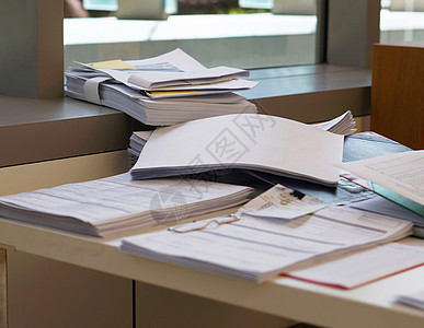 文件放在办公桌桌上的文件档案堆高清图片素材