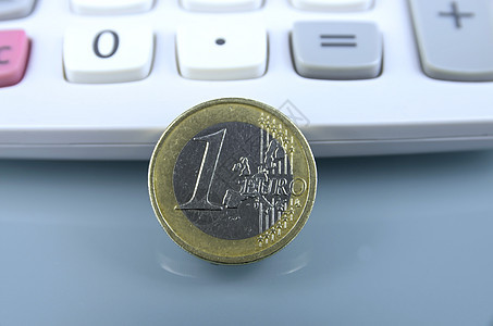 一个欧元硬币现金联盟贷款背景灰色计算器图片