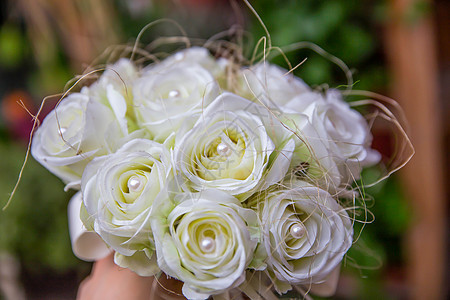 带珍珠的人工白玫瑰花束图片