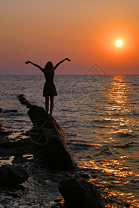 美丽的日落天空海洋女士热带旅行情调海滩跑步孤独成人图片