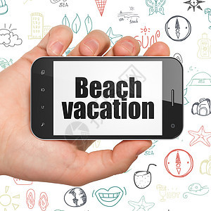 旅游概念 手持智能手机和露天海滩节日游图片