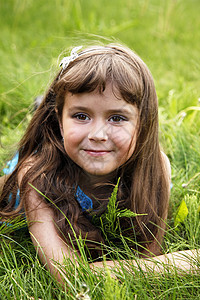 可爱的小女孩阳光乐趣公园眼睛植物草地快乐喜悦场地女孩图片