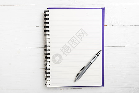 用笔注在笔上白色铅笔工作笔记本记事本办公室学校床单写作教育图片