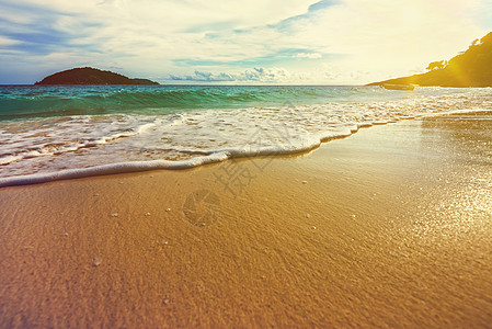 泰国Similan国家公园的古老风格海滩泡沫海洋日落蓝色海浪天空太阳旅游阳光假期图片
