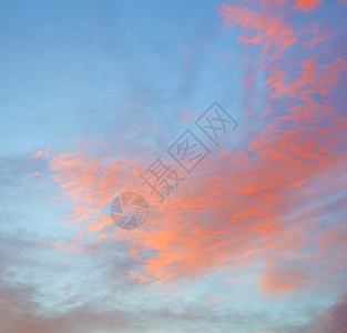 蓝色天空中的白色软云和抽象背景的颜色射线场地天气晴天季节阳光太阳墙纸自由空气图片