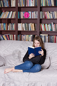 图书馆阅读书中的女性学生快乐知识沙发教育幸福文学学校微笑图书图片