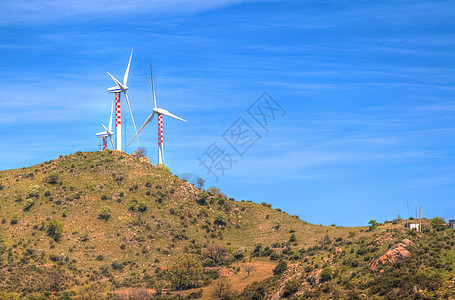 风能涡轮机是最清洁的可再生电力能源之一 在蓝色天空和白云下使用生态螺旋桨技术商业发电机涡轮风车场地旋转来源图片