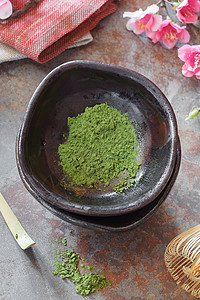 Matcha 绿色茶粉末地面文化乡村饮料仪式灰尘杯子陶器竹子图片