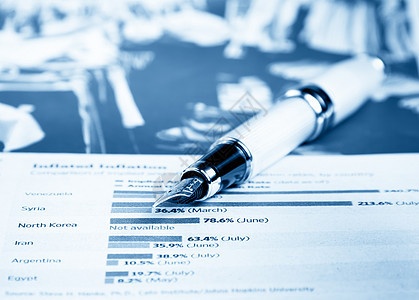 商业喷泉笔附近的财务图表和图示报纸计算圆珠笔经济数字笔记本利润眼镜投资平衡图片