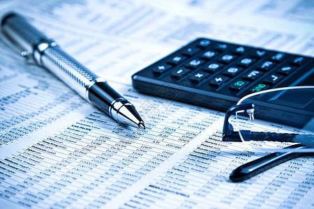 业务 计算器和财务图表上的玻璃杯喷泉投资资金金融生长经济商业价格平衡报告图片