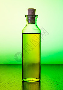 绿色轻亮罐装橄榄油瓶图片