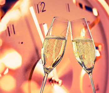 新年或圣诞节午夜 香槟笛子在时钟背景下欢呼玻璃长笛饮料嘶嘶周年乐趣气泡烟花干杯水晶图片