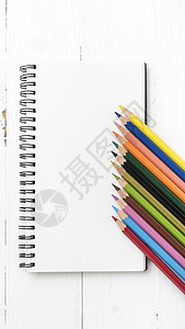 用彩色铅笔注纸桌子教育记事本学生软垫文档笔记本笔记绘画白色图片