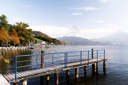 湖边码头钓鱼线条天空孤独蹦床反射寂寞力量蓝色风景图片