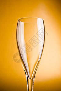 金色背景的香槟玻璃杯图片