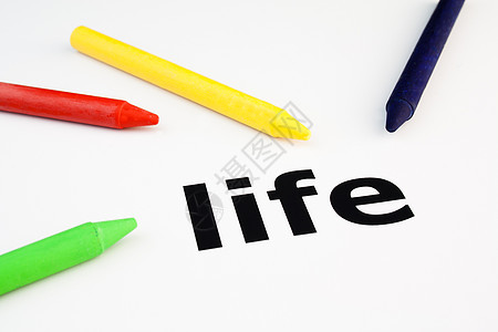 以生命一词排列的彩色蜡笔图片