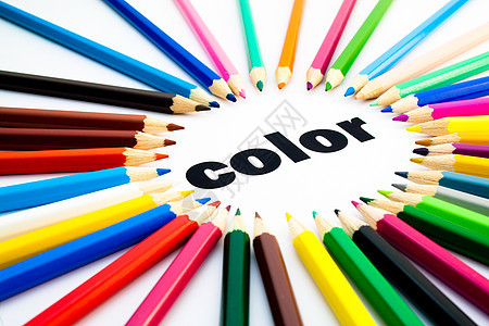许多彩色铅笔以单词颜色为圆环排列图片
