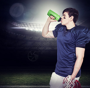 运动饮料美式足球运动员饮用水的合成图像背景
