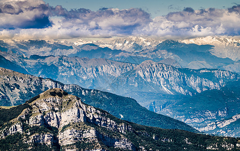 多洛米特人和意大利阿尔卑斯山的视线高地岩石旅行蓝色明信片天空全景环境阳光森林图片