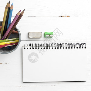 用彩色铅笔注纸软垫桌子文档笔记学生办公室教育学校白色绘画图片